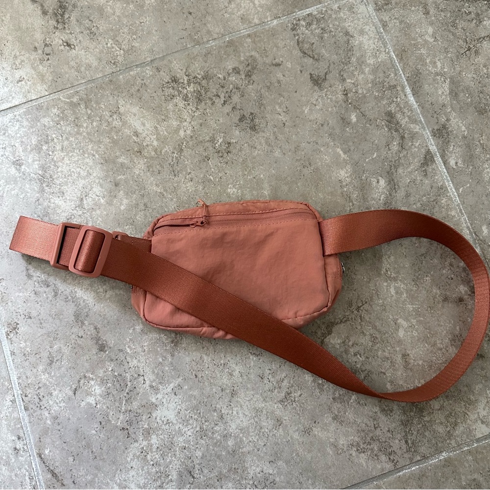 SOLD Lululemon everywhere belt bag pink - Picture 3 of 5